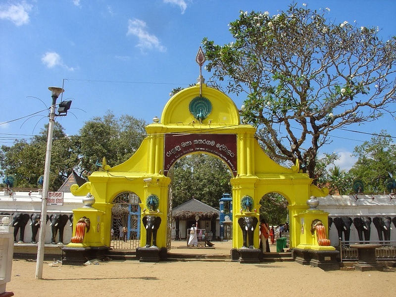 මාලබේ ඉඳන් කතරගම යන්න කැමති අය ඉන්නවද?
